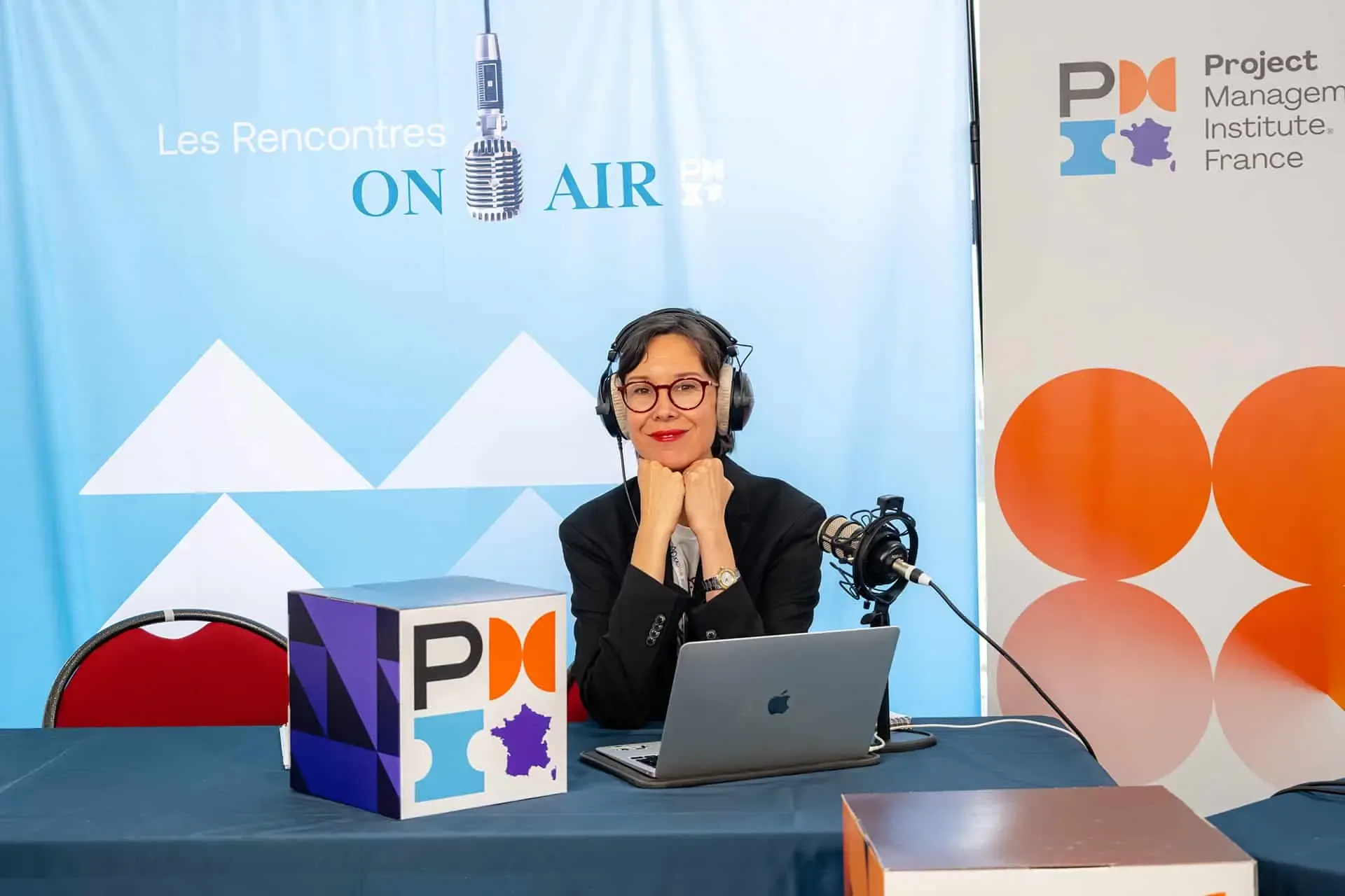 Journaliste au micro sur le plateau radio des Rencontres On Air, PMI France.