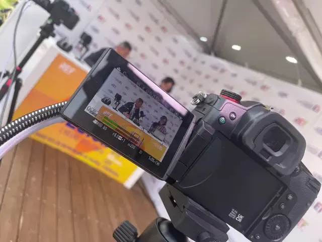 Retour caméra sur le plateau pendant l'enregistrement d'une interview.